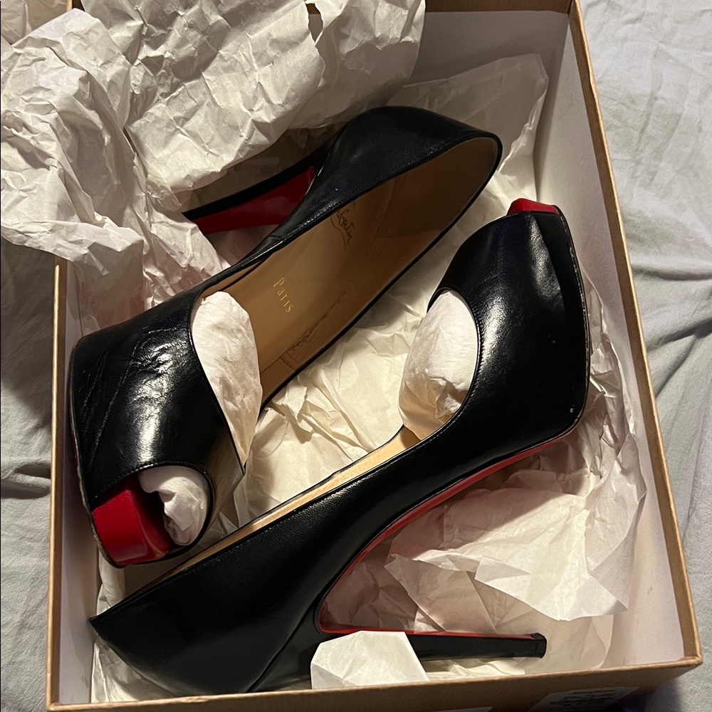 Christian Louboutin Very Prive 120 Kid.  Black leather. 🩸red soles 😍